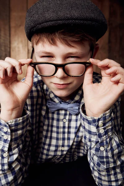 Weet Niet Geloof Jonge Jongen Retrokleding Draagt Een Bril Met — Stockfoto