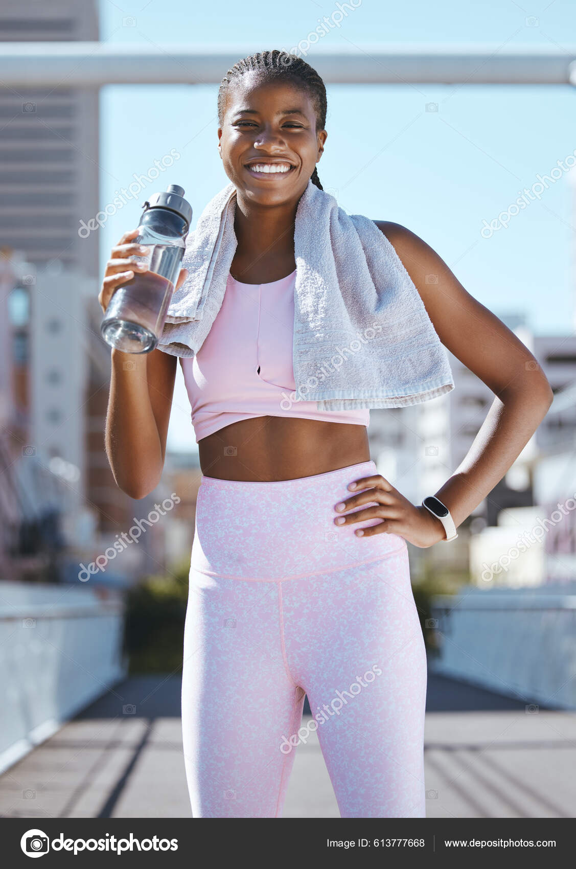 Botella Agua Fitness Mujer Negra Feliz Fuera Ciudad Para Hacer: fotografía  de stock © PeopleImages.com #613777668