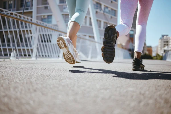 Fitness Löpning Och Skor För Kvinnor Som Tränar För Idrottsträning — Stockfoto