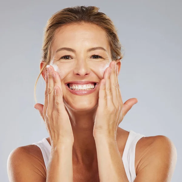 Rijpere Schoonheid Portret Gezicht Wassen Vrolijke Vrouw Gloeiende Huidverzorging Dermatologie — Stockfoto