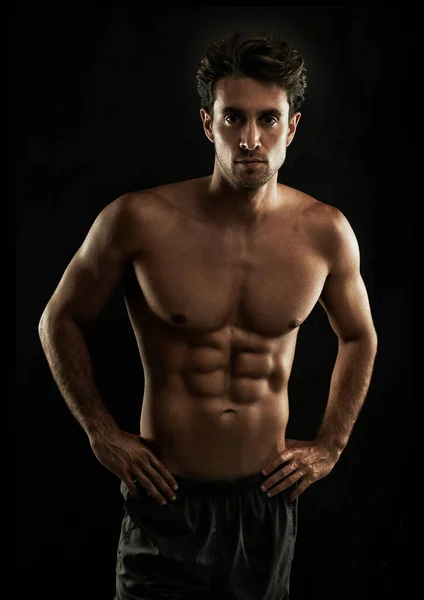 完美的体形肌肉发达的年轻人炫耀自己的身材 — 图库照片