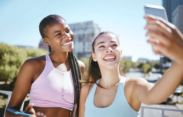 Spor Kadın Arkadaşlar Telefonda Selfie Çekmek Için Egzersiz Antrenman Dışarıda — Stok fotoğraf