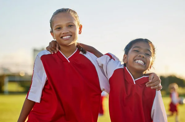 拥抱和足球队在健身比赛中的表现 孩子们在草坪 自然公园或泰国高中体育馆的锻炼和训练 健美运动中的形象 微笑或快乐的足球儿童 — 图库照片