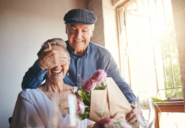 Aşk Çiçekler Yaşlı Bir Çiftin Doğum Günü Yıldönümü Kutlamalarında Verdiği — Stok fotoğraf