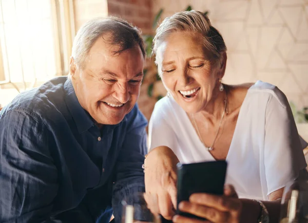 Feliz Amor Casal Sênior Telefone Rolando Nas Mídias Sociais Juntos — Fotografia de Stock