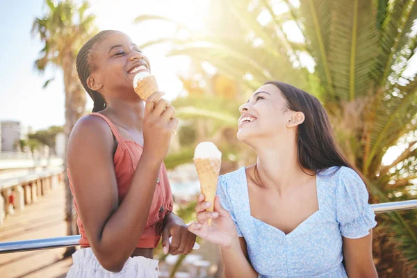 아이스크림 친구들은 청소년 생활등을 마이애미 해변에서 일광욕을 즐기고 행복하고 다양성이 — 스톡 사진