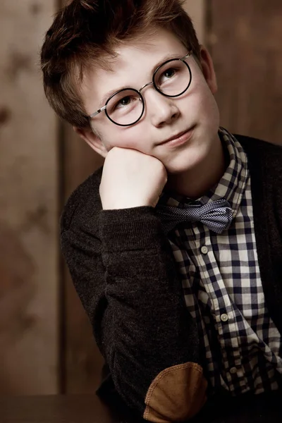 Funderar Framtiden Ung Pojke Retro Kläder Bär Glasögon Med Ett — Stockfoto