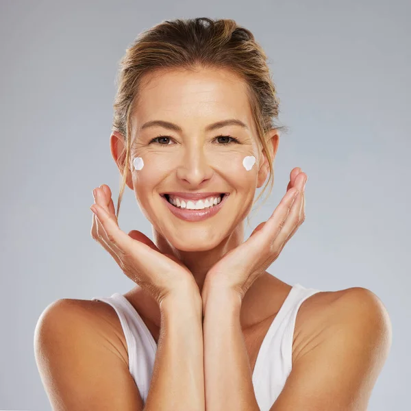 Kvinna Hudvård Och Skönhet Ansiktskräm Kosmetika Makeup Lotion Produkt För — Stockfoto