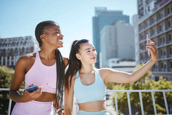 Selfie Fitness Cidade Urbana Mulheres Amigos Influenciador Para Treino Livre — Fotografia de Stock