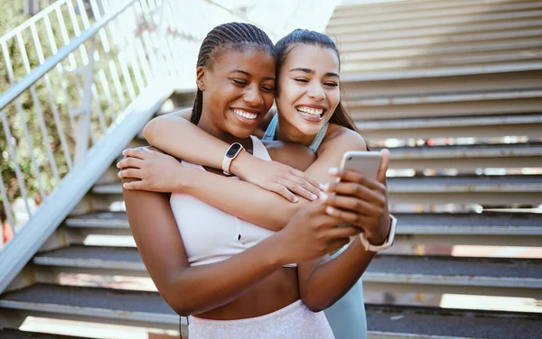 Selfie Telefon Přátelé Cvičení Městě Relaxovat Sblížení Venku Spolu Fitness — Stock fotografie