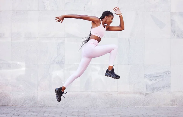 Energía Deportes Salto Mujer Negra Corriendo Aire Libre Para Fitness —  Fotos de Stock