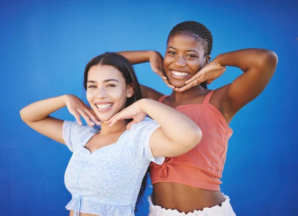 Lindos Amigos Felices Estudio Las Mujeres Modelan Juntos Sobre Fondo — Foto de Stock