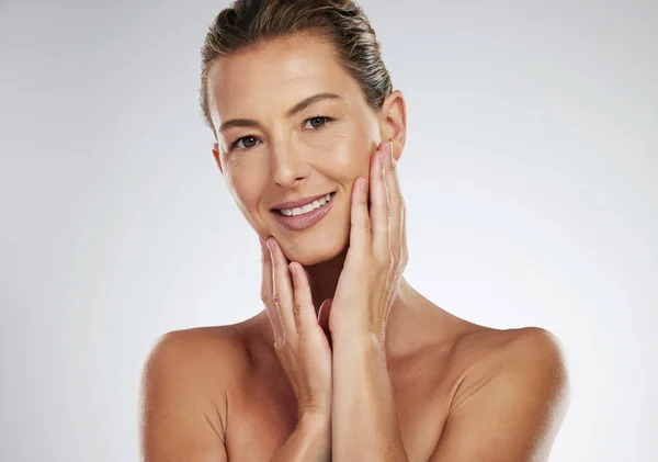 Face Wellness Pielęgnacja Skóry Dojrzała Kobieta Uśmiechem Dermatologii Szarym Tle — Zdjęcie stockowe