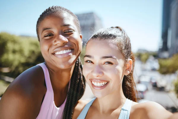 Міжрасові Жінки Друзі Селфі Посміхаються Спортивного Здоров Тренувань Фізичних Вправ — стокове фото