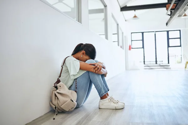 一名女大学生在地板上的悲伤 抑郁和心理健康问题 印度女性的恐惧 焦虑和学习压力使她们感到沮丧 并因一项研究的失败而不知所措 — 图库照片