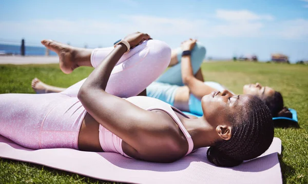 Вправи Розтяжки Тренування Йоги Відкритому Повітрі Медитацією Здоров Гарного Самопочуття — стокове фото