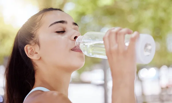 Frau Wasserflasche Und Trinken Nach Fitnesstraining Training Und Bewegung Naturpark — Stockfoto