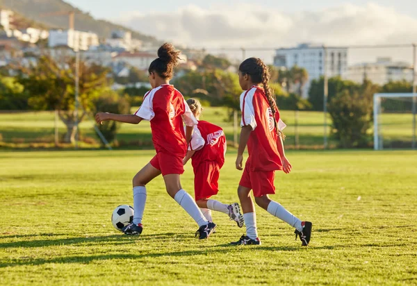 サッカー サッカーの選手や10代のグループは 芝生の上でゲーム トレーニングや練習をプレイ 若い人たちと一緒にスポーツクラブのフィールド上でボールランニング フィットネスや運動を持つ女の子 — ストック写真
