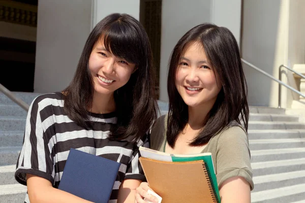 Egyetemi Élet Fantasztikus Két Diáklány Portréja Akik Együtt Állnak Egyetemen — Stock Fotó
