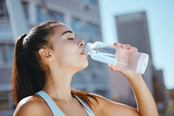 Relax Fitness Water Drinken Meisje Hydratatie Pauze Met Outdoor Zomer — Stockfoto