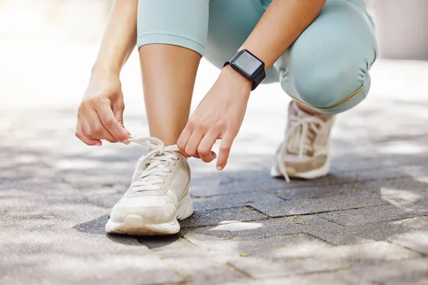 여자가 달리기를 위하여 거리에서 구두를 마라톤등 도로를 야외에서 — 스톡 사진