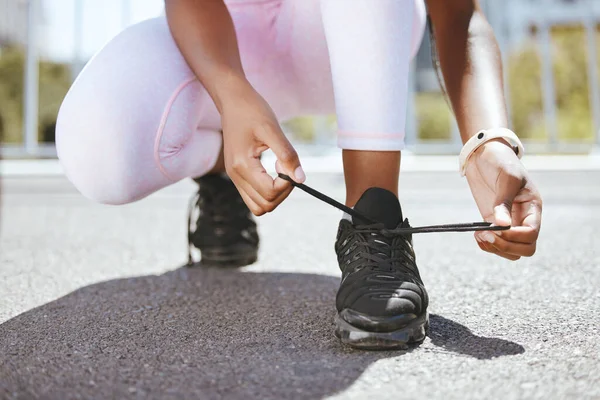 마라톤달리기 여자들은 도시에서 운동을 연습하기 선수의 봉합하고 달리기 심장외과에 도전할 — 스톡 사진