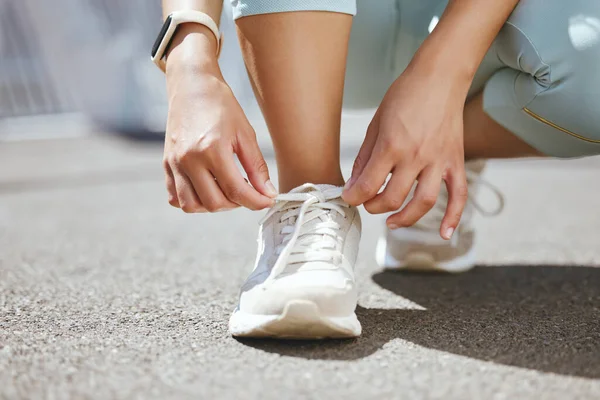 시에서의 심장외과 마라톤 훈련을 거리를 달리고 여자가 운동을 준비가 — 스톡 사진