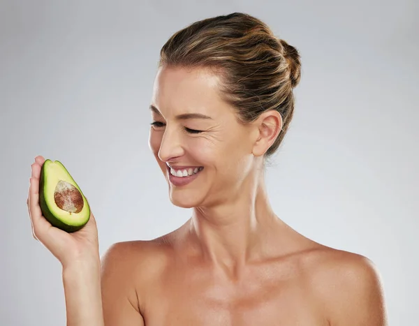 Mujer Madura Feliz Aguacate Mano Para Salud Piel Bienestar Cara — Foto de Stock