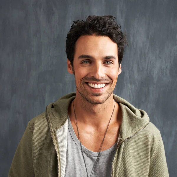 Ele Tem Sorriso Perfeito Retrato Jovem Bonito Sorrindo Feliz — Fotografia de Stock