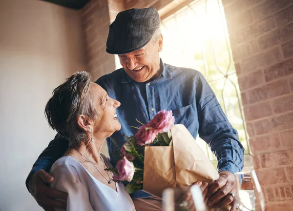 Cinta Bunga Dan Hadiah Dari Pasangan Senior Dalam Perayaan Sukacita — Stok Foto