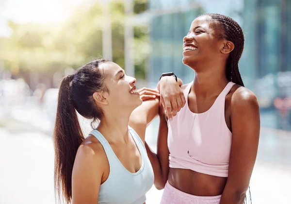 Жінки Сміючись Язуючись Міських Тренуваннях Тренуються Займаються Фізичними Вправами Здоров — стокове фото