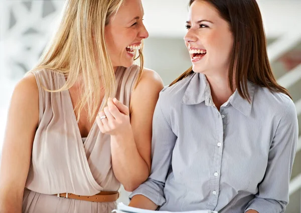 Sono Entusiasta Del Progetto Due Donne Affari Attraenti Ridendo Ufficio — Foto Stock