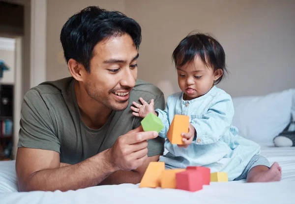 Baby Syndroom Leren Een Bed Met Kind Vader Spelen Met — Stockfoto