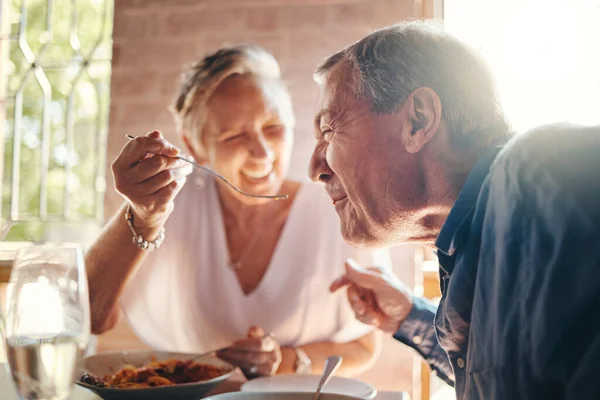 Pasangan Cinta Dan Makanan Dengan Pria Dan Wanita Senior Berkencan — Stok Foto
