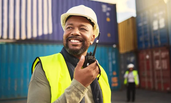 ラジオで話す物流の男 笑顔で海運や輸送業界での通信 造船所の商業貨物 電子商取引コンテナ及びサプライチェーン管理の組織 — ストック写真