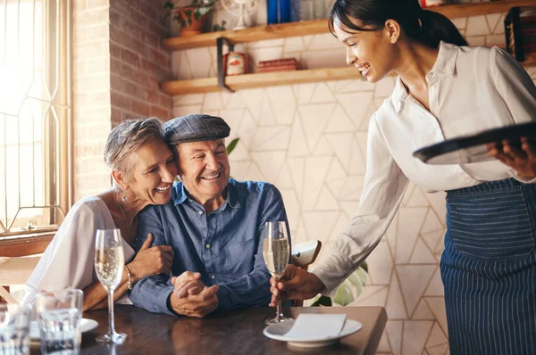 Aşk Yaşlı Bir Çift Restoranda Şarap Randevuyla Evliliği Kutlamak Mutlu — Stok fotoğraf
