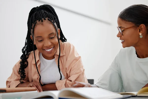 Donna Nera Istruzione Apprendimento Con Libri Sul Tavolo Con Ragazza — Foto Stock