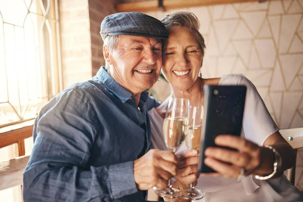Casal Sênior Tomando Selfie Com Telefone Champanhe Amor Para Aniversário — Fotografia de Stock