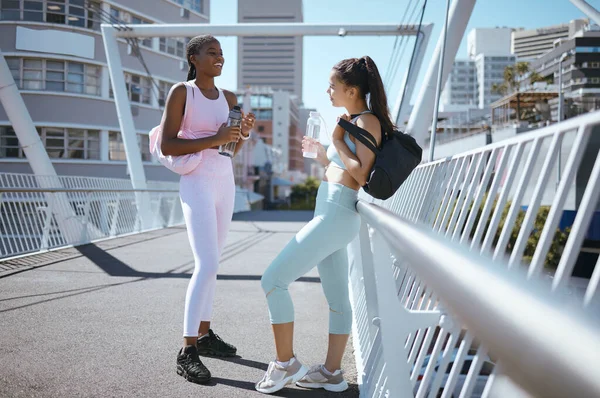 Fitness Mode Vrouwen Vrienden Outdoor Met Waterfles Tas Voor Outdoor — Stockfoto