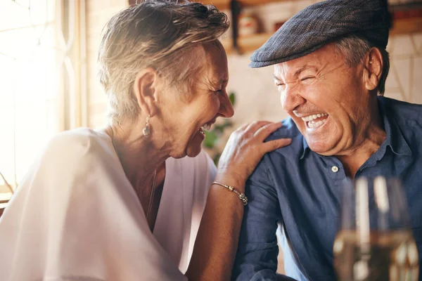 Senior Pasangan Dan Tertawa Setelah Lelucon Komik Bersama Restoran Untuk — Stok Foto