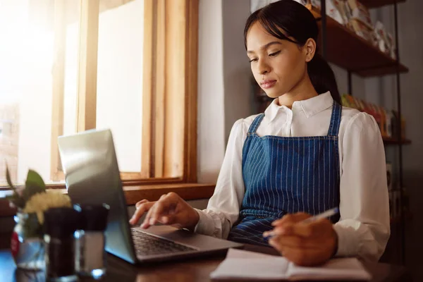 Cafetería Laptop Finanzas Con Una Mujer Gerente Dueño Una Pequeña — Foto de Stock