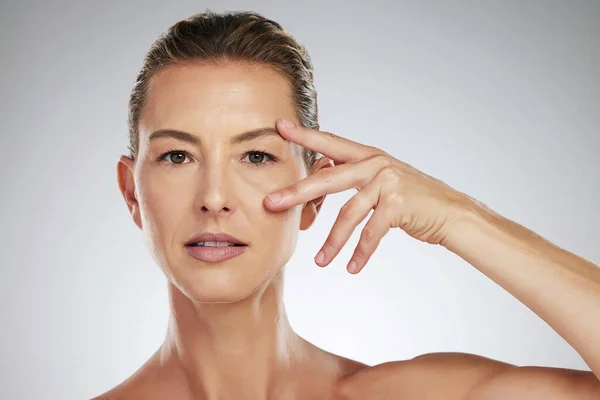 Viso Bellezza Occhi Con Una Donna Matura Che Prende Cura — Foto Stock