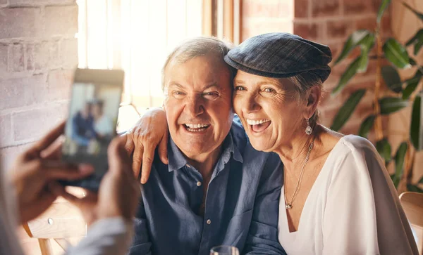 Tangan Telepon Dan Fotografi Pasangan Senior Tersenyum Bersama Sama Untuk — Stok Foto