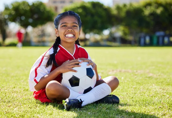 儿童和女童足球运动员带着足球在草地上放松 对训练感到开心和兴奋 微笑和形象的印度儿童在战场上 准备好了有氧运动 能量足球锻炼 — 图库照片