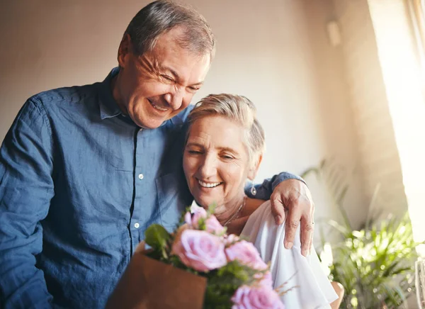Sevgililer Günü Nde Yıldönümlerinde Yaşlı Bir Erkek Kadınla Aşk Çiçekler — Stok fotoğraf
