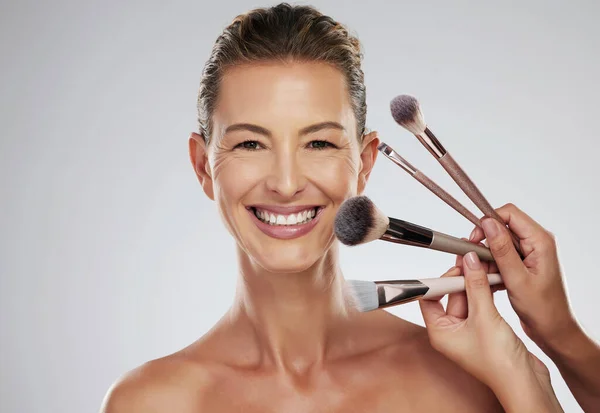 Beauty Makeup Cosmetic Brush Senior Woman Face Happy Smile Studio — Stock Photo, Image