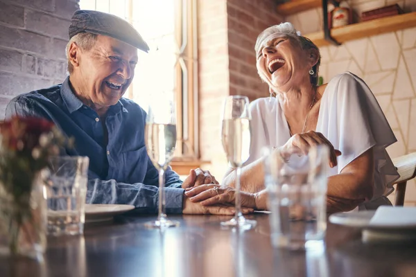 Amor Riso Velho Casal Mãos Dadas Restaurante Uma Data Vinho — Fotografia de Stock