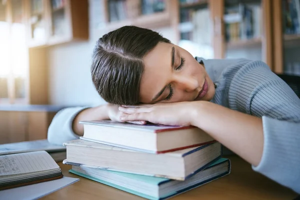 Studente Addormentato Stanco Stanco Con Libri Che Studiano Esame Universitario — Foto Stock