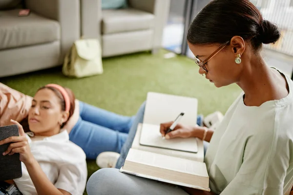 Schrijven Studeren Vrouwelijke Student Examen Leren Met Een Vriend Die — Stockfoto