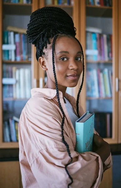 Portret Czarnej Kobiety Student Uniwersytetu Kampusu Biblioteki Nauki Studiów Studiów — Zdjęcie stockowe